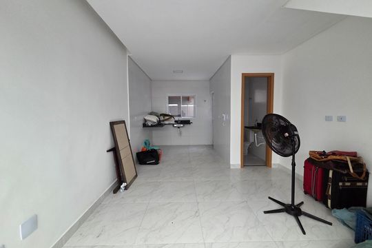 Sala de casa de condomínio para alugar com 2 quartos, 65m² em Guilhermina, Praia Grande