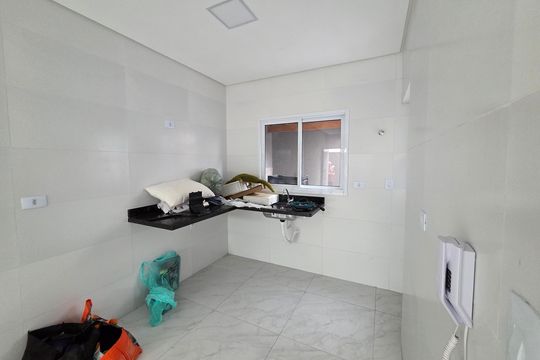 Cozinha de casa de condomínio para alugar com 2 quartos, 65m² em Guilhermina, Praia Grande