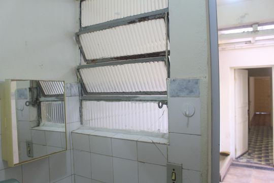 Banheiro de serviço de casa à venda com 2 quartos, 120m² em Santa Paula, São Caetano do Sul