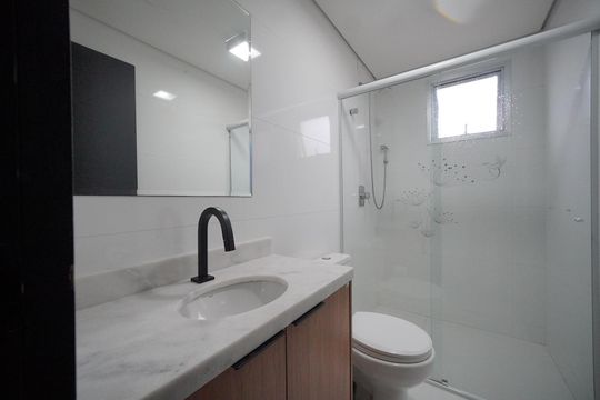 Banheiro da Suíte  de apartamento para alugar com 2 quartos, 78m² em Trindade, Florianópolis