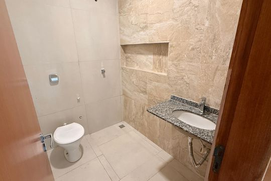 Banheiro da Suíte de casa à venda com 3 quartos, 300m² em Residencial Santa Fé, Goiânia