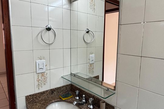 Banheiro de apartamento à venda com 2 quartos, 55m² em Conjunto Residencial Planeta, Santo André