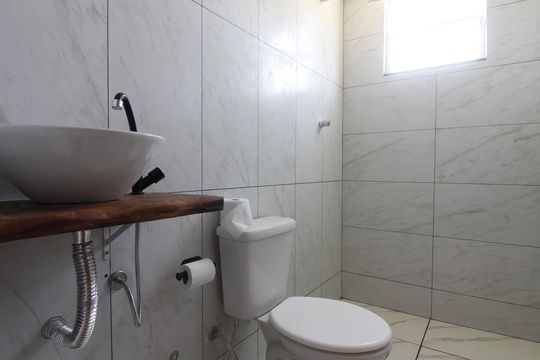 Banheiro de apartamento para alugar com 1 quarto, 55m² em Jardim Esperança, Cabo Frio