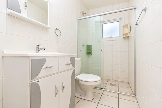 Banheiro social de casa de condomínio para alugar com 2 quartos, 83m² em Morro Santana, Porto Alegre