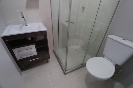 Banheiro  de apartamento para alugar com 2 quartos, 47m² em Olaria, Canoas