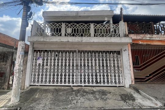 Fachada + Placa de casa para alugar com 2 quartos, 52m² em Vila Iolanda(lajeado), São Paulo