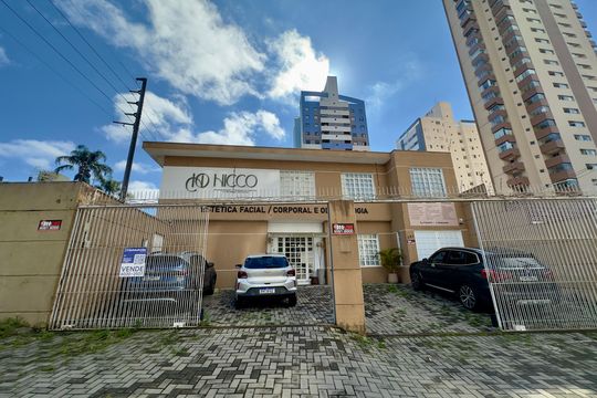 Fachada de casa à venda com 6 quartos, 362m² em Cabral, Curitiba