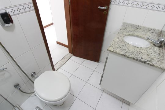Banheiro da Suíte 1 de apartamento para alugar com 4 quartos, 165m² em Braga, Cabo Frio