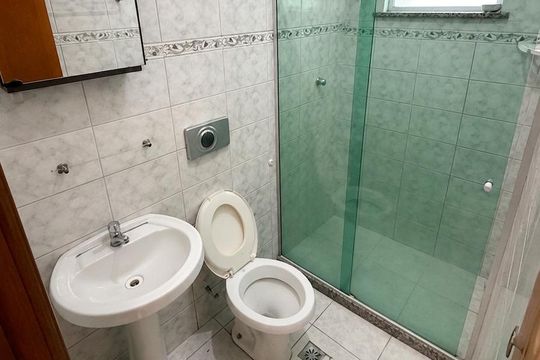 Banheiro de casa para alugar com 1 quarto, 100m² em Vila Kosmos, Rio de Janeiro