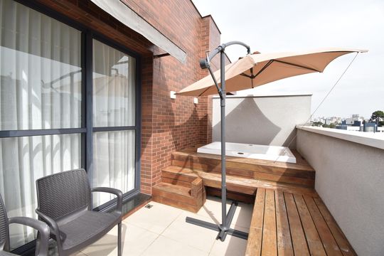 Varanda com Jacuzzy de apartamento para alugar com 3 quartos, 136m² em Alto da Glória, Curitiba