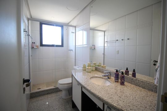 Banheiro da Suíte 2 de apartamento para alugar com 4 quartos, 176m² em Moinhos de Vento, Porto Alegre