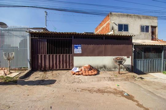 Fachada de casa à venda com 2 quartos, 82m² em Quadra 511, Brasília