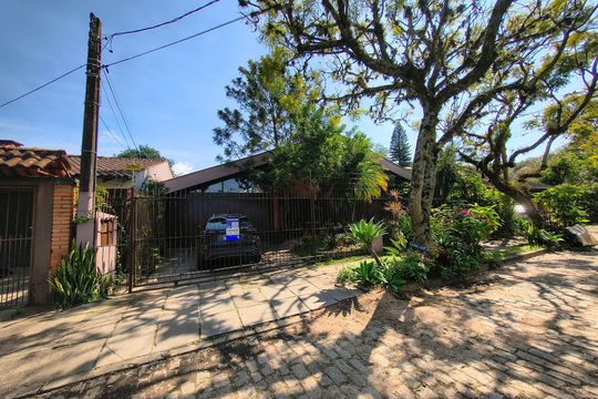 Fachada de casa à venda com 3 quartos, 200m² em Ipanema, Porto Alegre