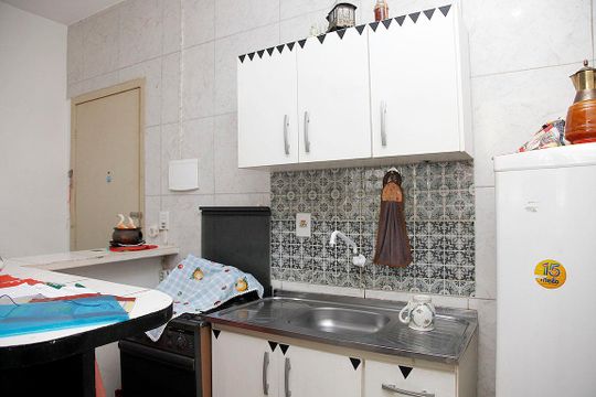 Cozinha de kitnet/studio à venda com 1 quarto, 32m² em Centro Histórico, Porto Alegre