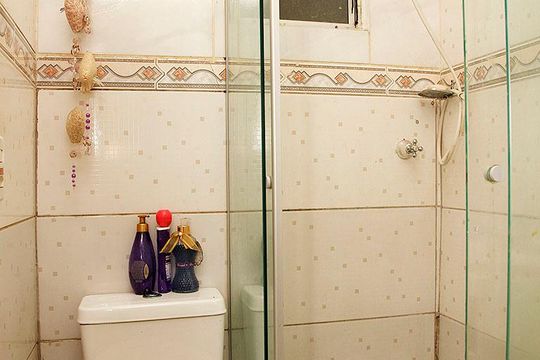 Banheiro da suíte de kitnet/studio à venda com 1 quarto, 32m² em Centro Histórico, Porto Alegre