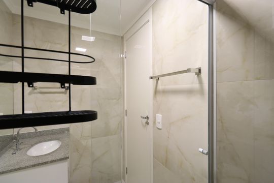 Banheiro de apartamento para alugar com 2 quartos, 41m² em Lapa de Baixo, São Paulo