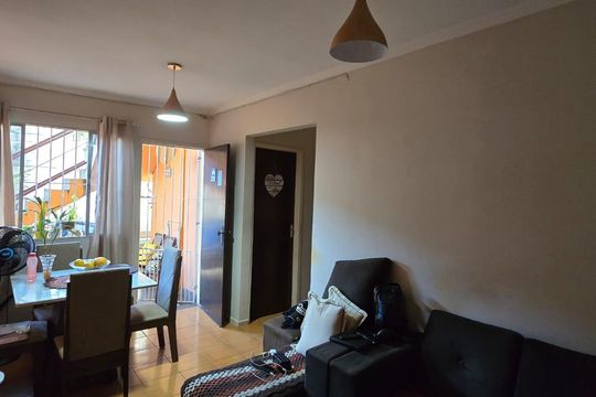 Sala de casa de condomínio à venda com 2 quartos, 48m² em Jardim Presidente Dutra, Guarulhos