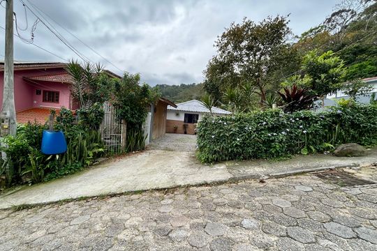 Fachada de casa para alugar com 3 quartos, 70m² em Córrego Grande, Florianópolis