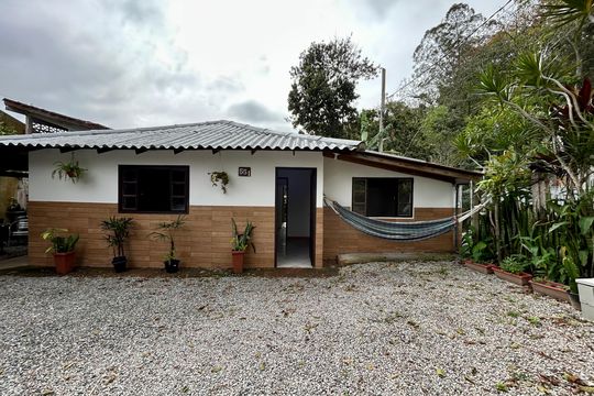 Fachada de casa para alugar com 3 quartos, 70m² em Córrego Grande, Florianópolis