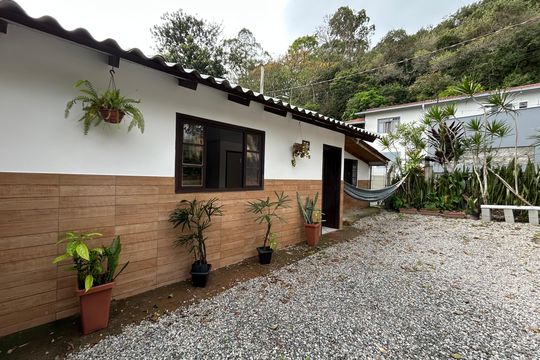 Área externa de casa para alugar com 3 quartos, 70m² em Córrego Grande, Florianópolis
