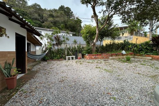 Área externa de casa para alugar com 3 quartos, 70m² em Córrego Grande, Florianópolis