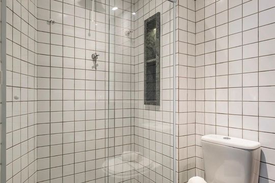 Banheiro de kitnet/studio para alugar com 1 quarto, 29m² em Vila Buarque, São Paulo