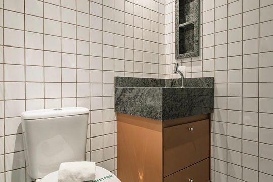 Banheiro de kitnet/studio para alugar com 1 quarto, 29m² em Vila Buarque, São Paulo