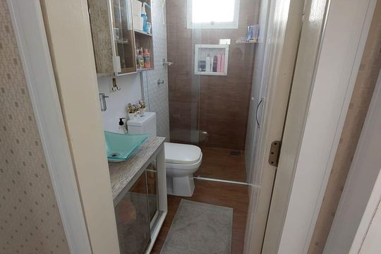Banheiro de apartamento à venda com 1 quarto, 46m² em Santana, Porto Alegre
