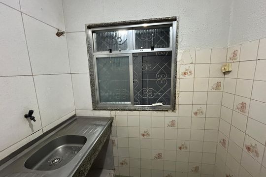 Cozinha de casa para alugar com 1 quarto, 68m² em Rocha Miranda, Rio de Janeiro