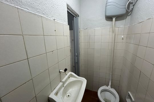 Banheiro de casa para alugar com 1 quarto, 68m² em Rocha Miranda, Rio de Janeiro