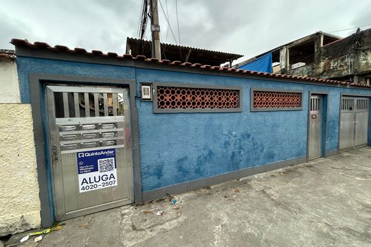 Fachada + placa de casa para alugar com 1 quarto, 68m² em Rocha Miranda, Rio de Janeiro