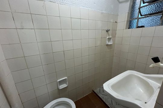 Banheiro de casa para alugar com 1 quarto, 68m² em Rocha Miranda, Rio de Janeiro