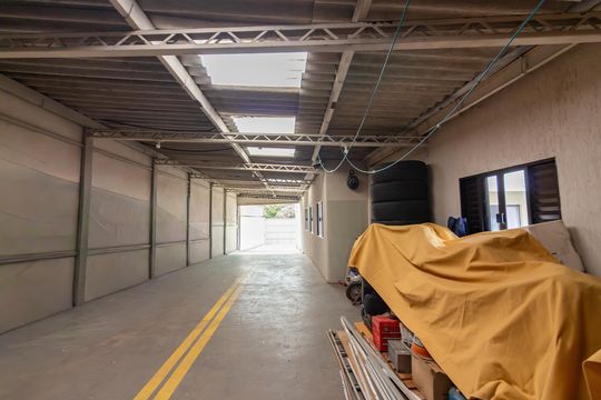 Garagem de casa à venda com 3 quartos, 566m² em Cotia, Osasco