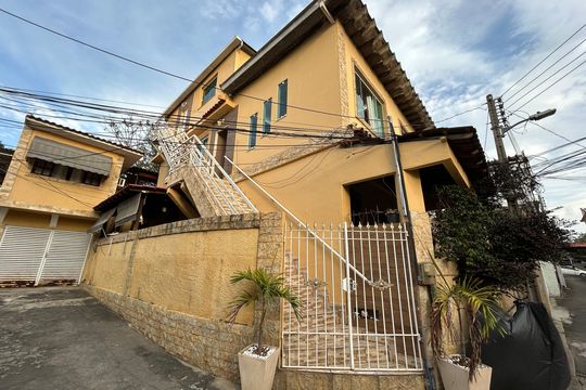 Fachada de casa para alugar com 3 quartos, 120m² em Osvaldo Cruz, Rio de Janeiro