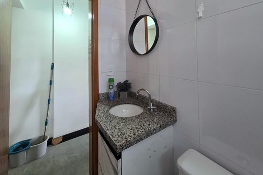 Banheiro de apartamento à venda com 2 quartos, 50m² em Parque das Nações, Santo André
