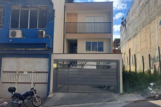 Fachada de casa à venda com 3 quartos, 160m² em Conceição, Osasco