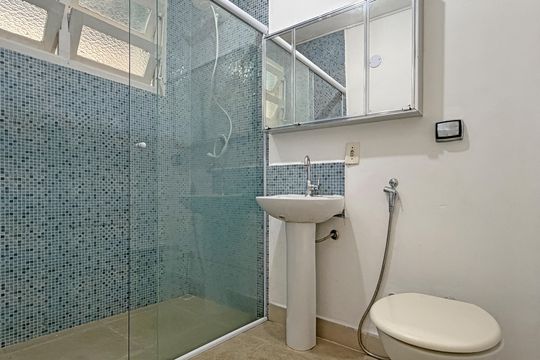 Banheiro de apartamento para alugar com 1 quarto, 47m² em Aparecida, Santos