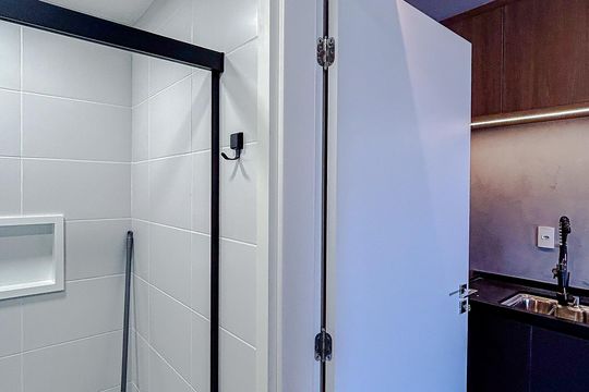 Banheiro de kitnet/studio à venda com 1 quarto, 28m² em Chácara Seis de Outubro, São Paulo