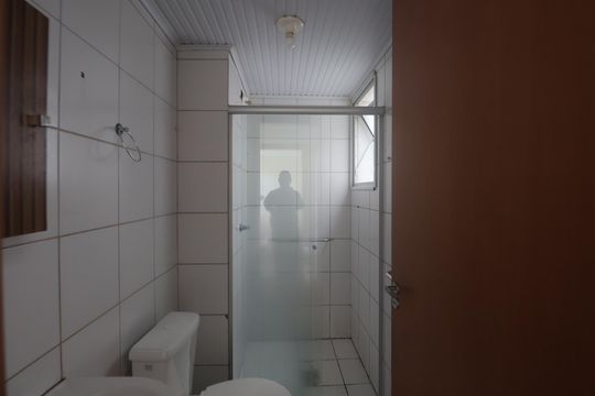 Banheiro de apartamento à venda com 2 quartos, 48m² em Olaria, Canoas