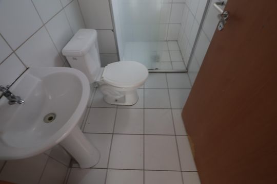 Banheiro de apartamento à venda com 2 quartos, 48m² em Olaria, Canoas