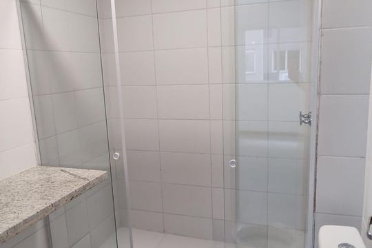 Banheiro de apartamento para alugar com 3 quartos, 75m² em Mutondo, São Gonçalo