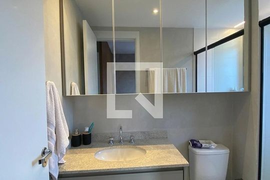 Banheiro de apartamento à venda com 2 quartos, 72m² em Santo Amaro, São Paulo