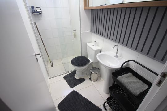 Banheiro de apartamento à venda com 2 quartos, 46m² em Jardim Riacho das Pedras, Contagem