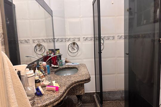Banheiro de apartamento à venda com 2 quartos, 68m² em Copacabana, Rio de Janeiro