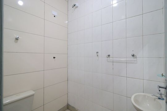 Banheiro de kitnet/studio para alugar com 1 quarto, 40m² em Jardim Maraba, São Paulo
