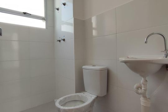 Banheiro de apartamento para alugar com 2 quartos, 45m² em Santos Dumont, São Leopoldo