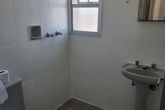Banheiro de casa para alugar com 2 quartos, 52m² em Barra Funda, São Paulo