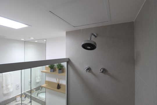 Banheiro de kitnet/studio para alugar com 1 quarto, 24m² em Vila Nova Conceição, São Paulo
