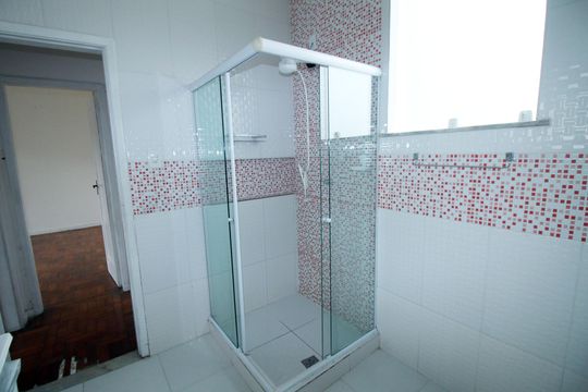 Banheiro de apartamento à venda com 2 quartos, 71m² em Olaria, Rio de Janeiro