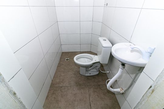 Banheiro de kitnet/studio para alugar com 1 quarto, 30m² em Jardim Maraba, São Paulo